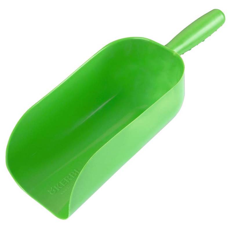 Plastic feed scoop