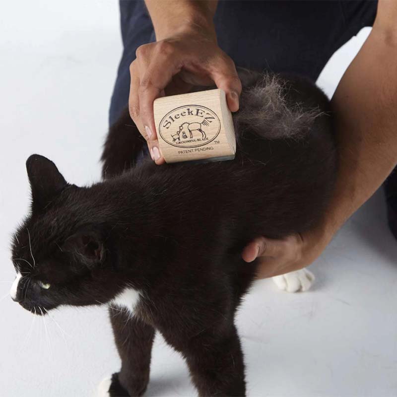 SleekEZ brush for cats and small dogs made in USA - 0724