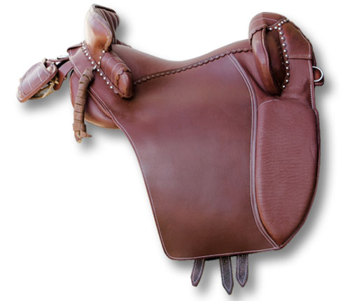 Camargue saddle leather full of accessories