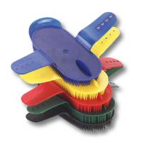 ADJUSTABLE PLASTIC CURRY COMB WITH A SOFT BRISTLE