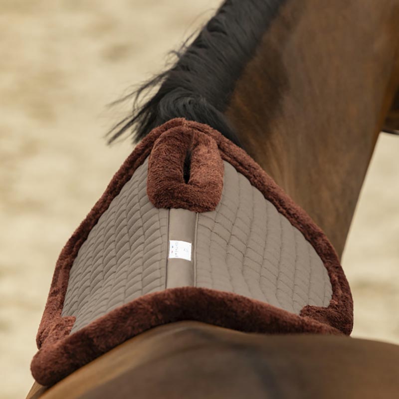 Withers pad in synthetic lamb with open hole - 2915