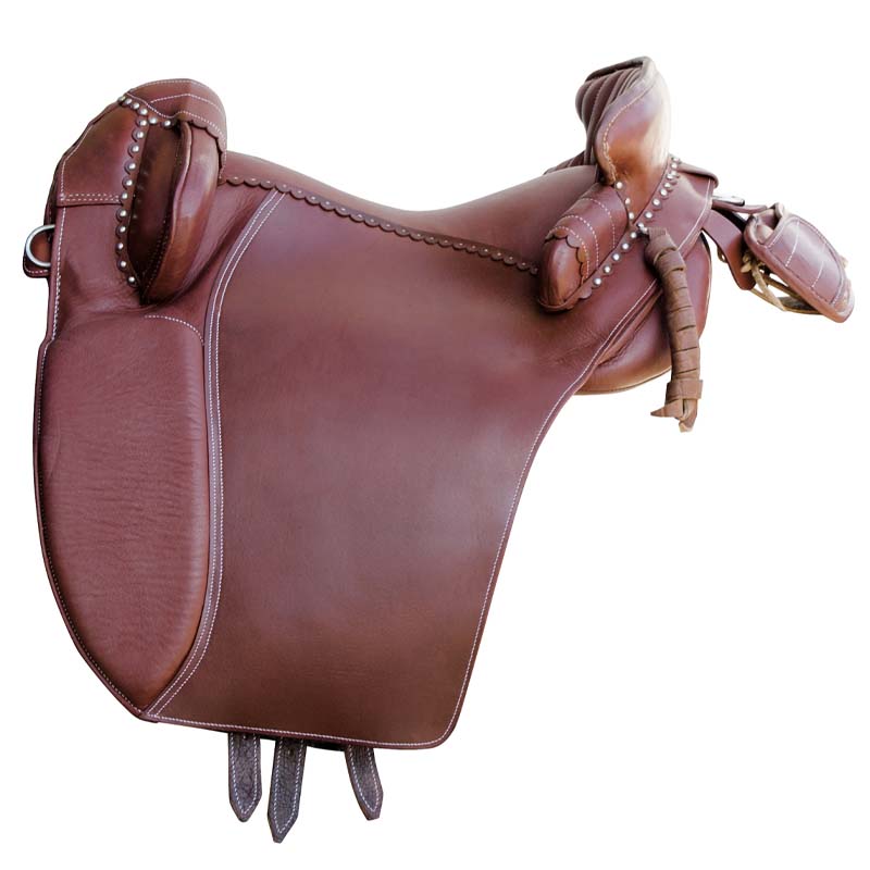 Camargue saddle leather full of accessories